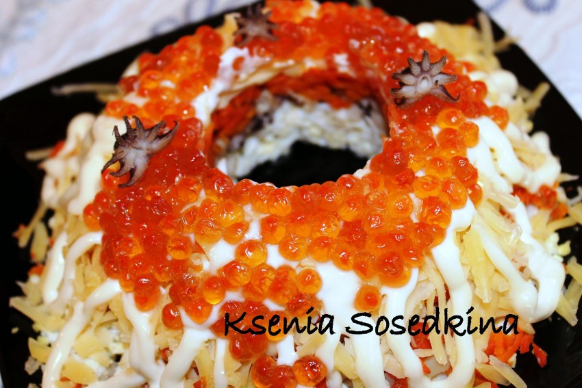 Салат морская звезда с красной икрой и кальмарами