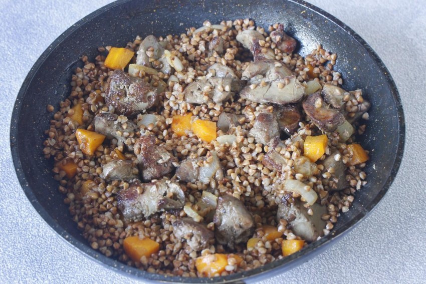 Куриная печень тушенная с морковью и гречкой