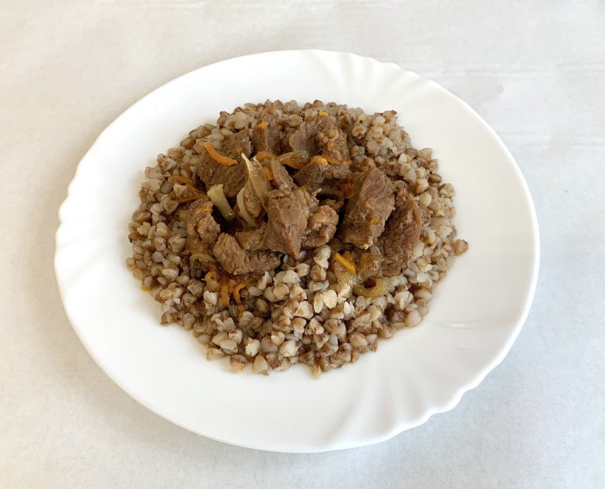 Печень жареная с луком с гречкой