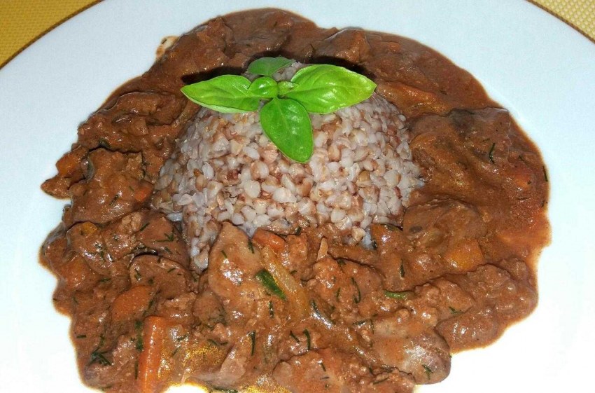 Куриная печень, жареная с грибами и гречкой
