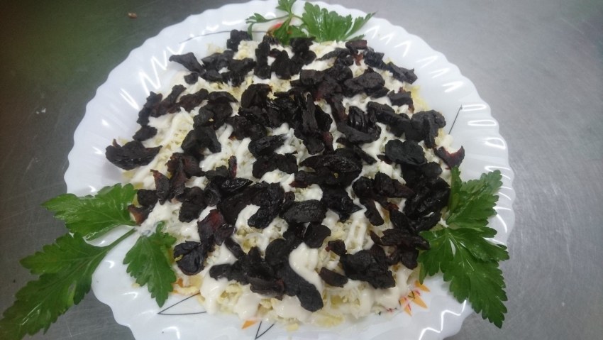 Салат с черносливом
