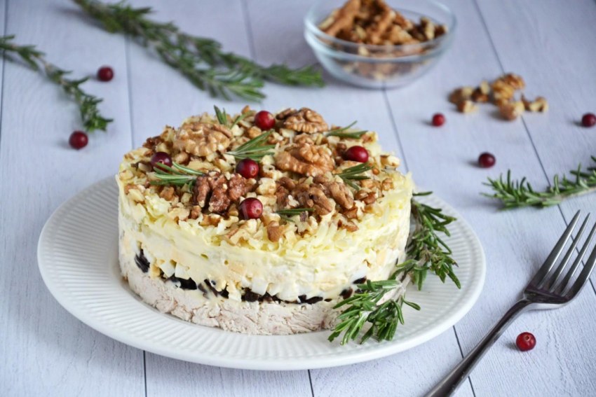 Салат курица чернослив и яичными блинчиками
