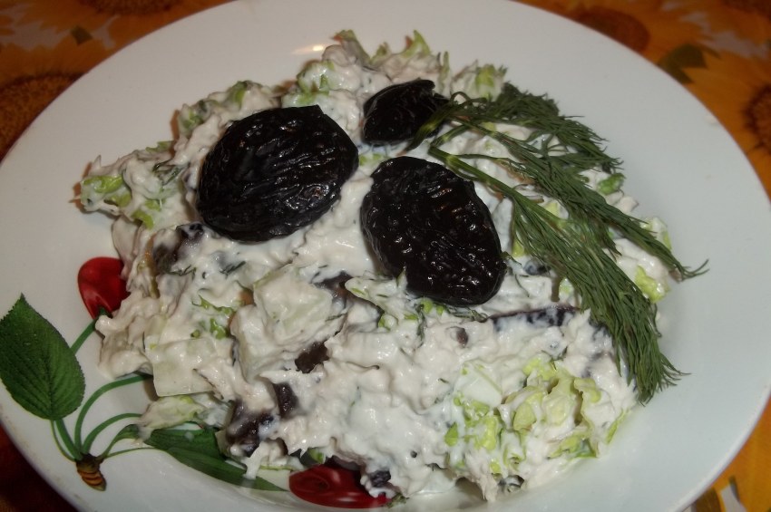 Салат куриный с черносливом