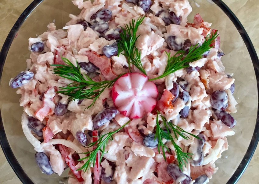 Салат с куриной грудкой и грибами