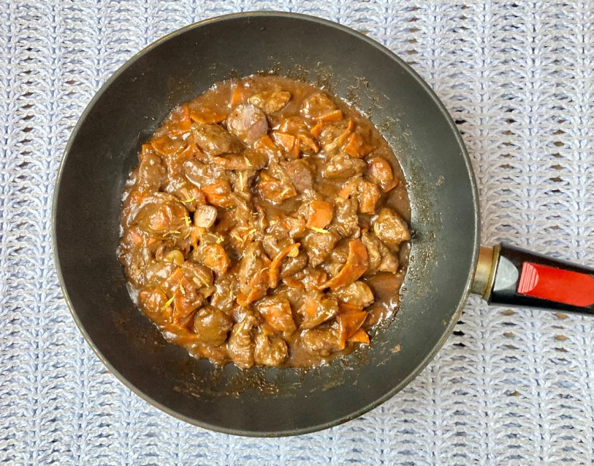 Куриная печень с подливкой на сковороде