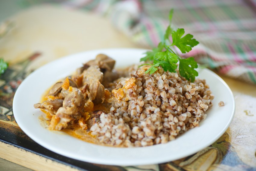 Гречневая каша с куриной печенью