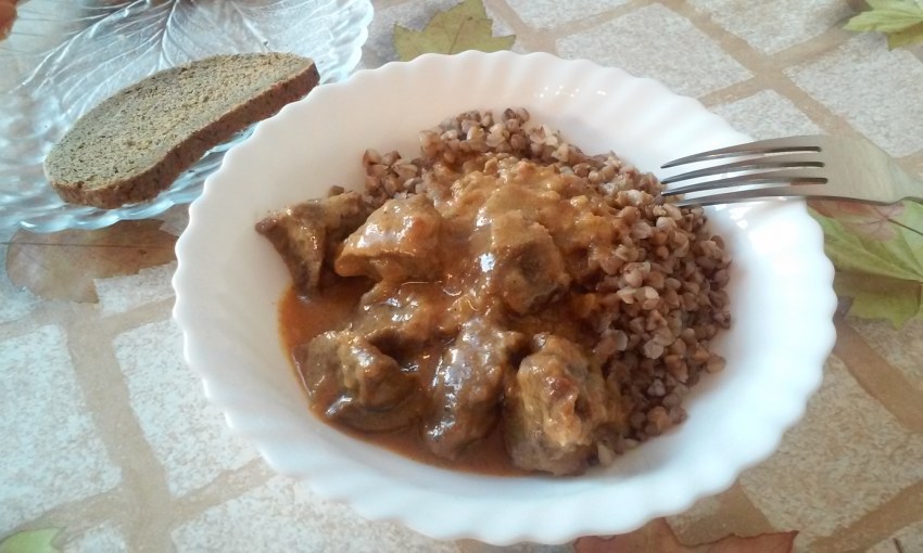 Гречка с курицей и грибами в сливочном соусе