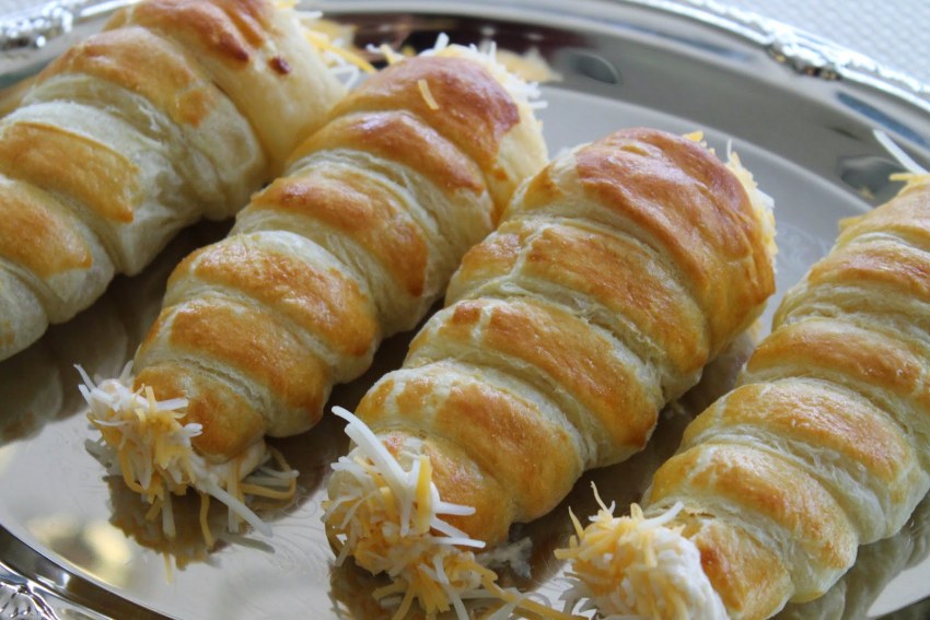 Слоеные трубочки с сыром