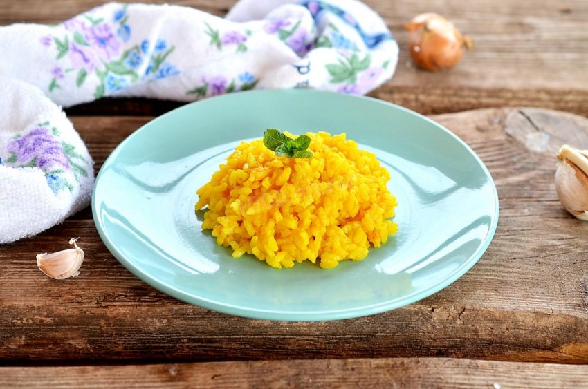 Рис с куркумой и овощами