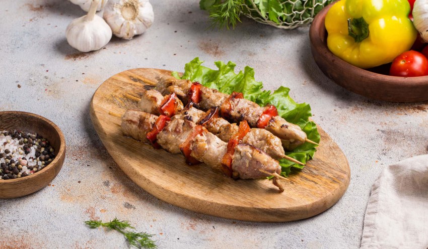 Делают разрезы на мясе и фаршируют грибной смесью
