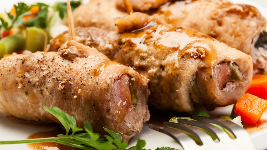 Пальчики из свинины с салом и огурцом