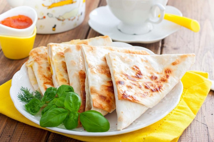 Лаваш с начинкой на сковороде рецепты простые колбасой и сыром яйцом