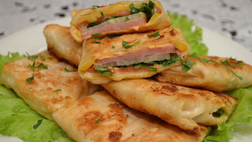 Лаваш с колбасой и сыром