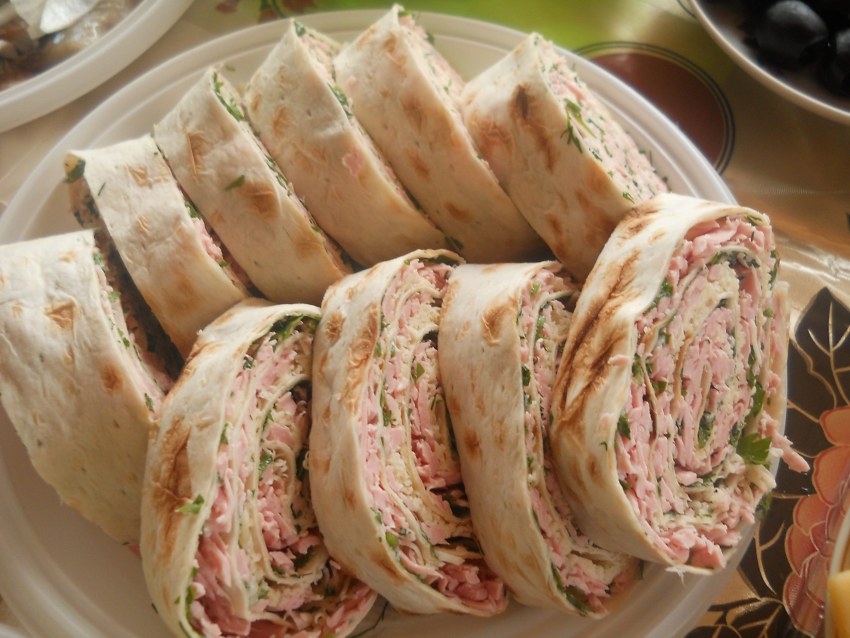 Лаваш с колбасой и сыром в духовке