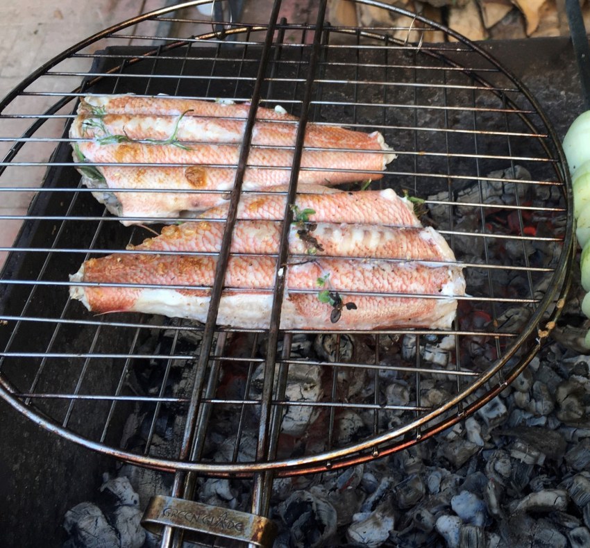Морской окунь на мангале