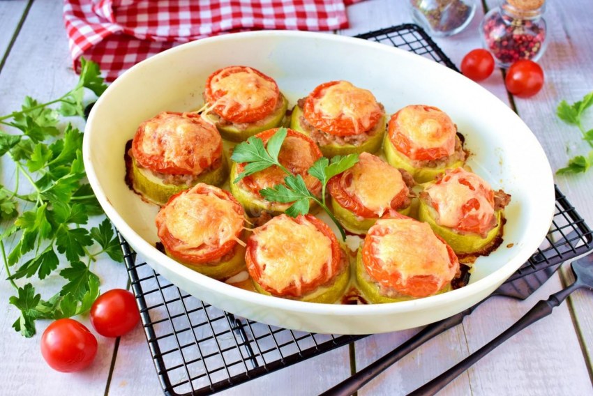 Кабачки в духовке с фаршем и сыром