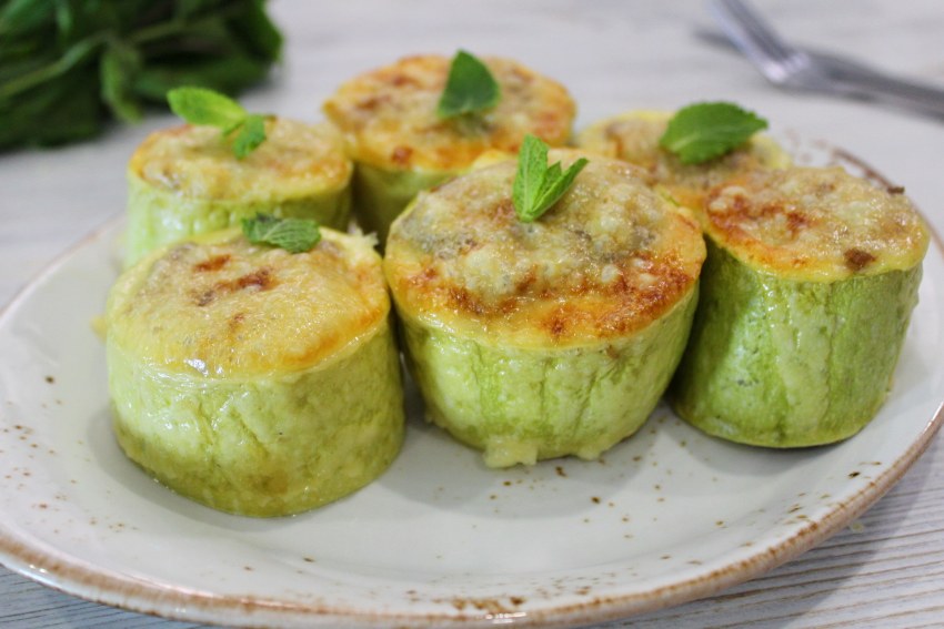 Кабачки с фаршем и рисом в духовке