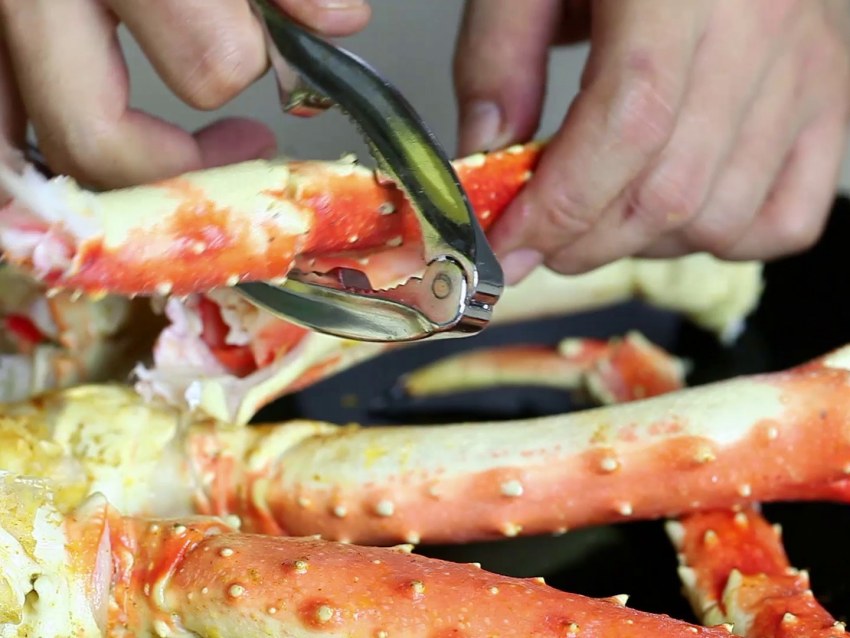 Мясо краба на тарелке