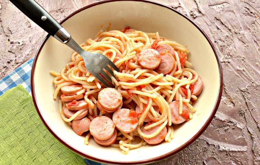 Макароны с сыром и сосисками