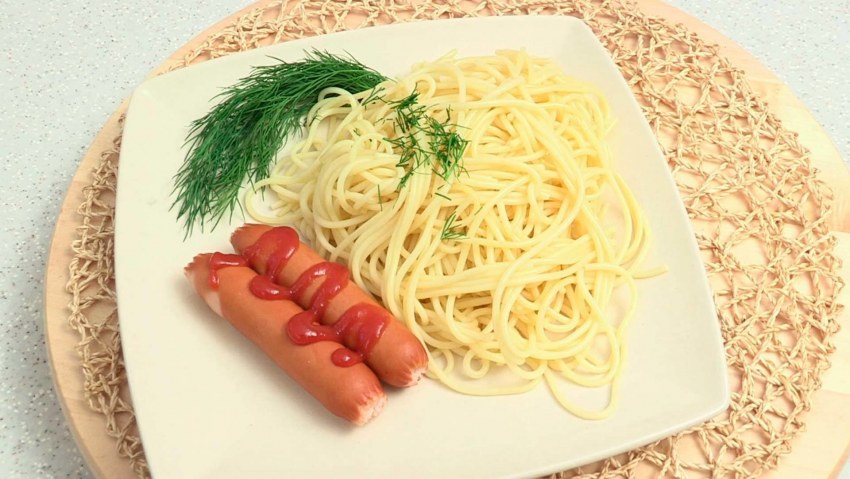 Макароны с сосиской на белом фоне