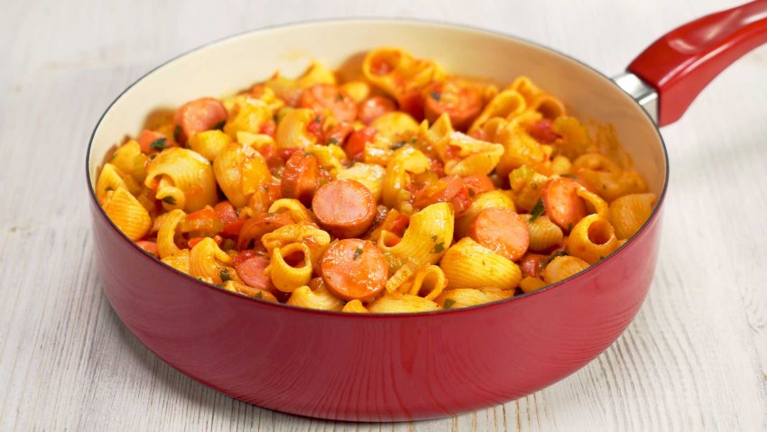 Макароны с кетчупом и сосисками