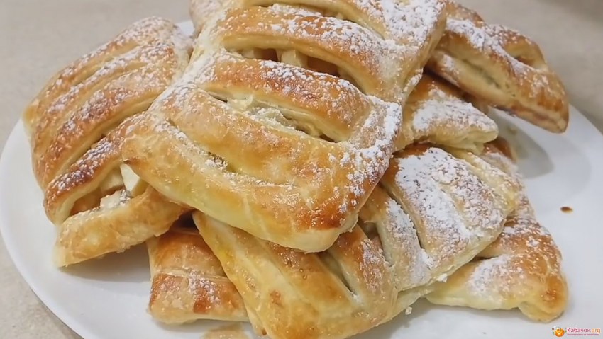 Слойка с творогом и яблоком