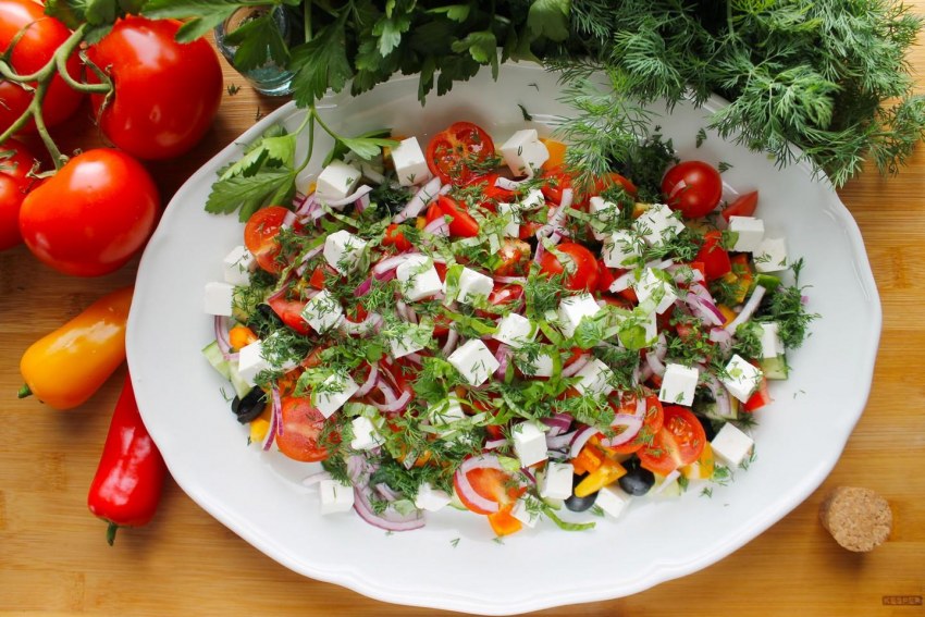 Салат огурец, помидор, сыр Фета, лук красный, кукуруза, масло раст.