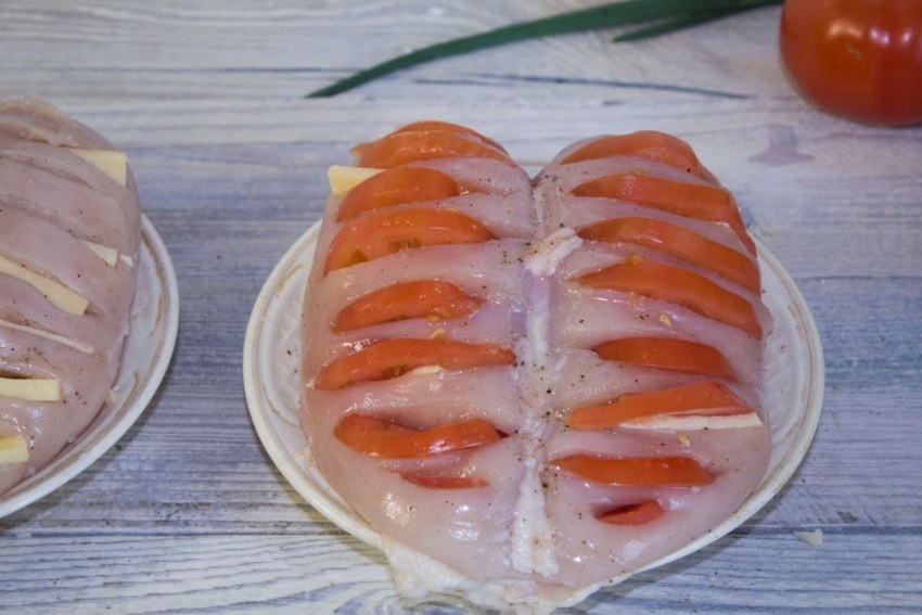 Куриные кармашки с помидорами и сыром