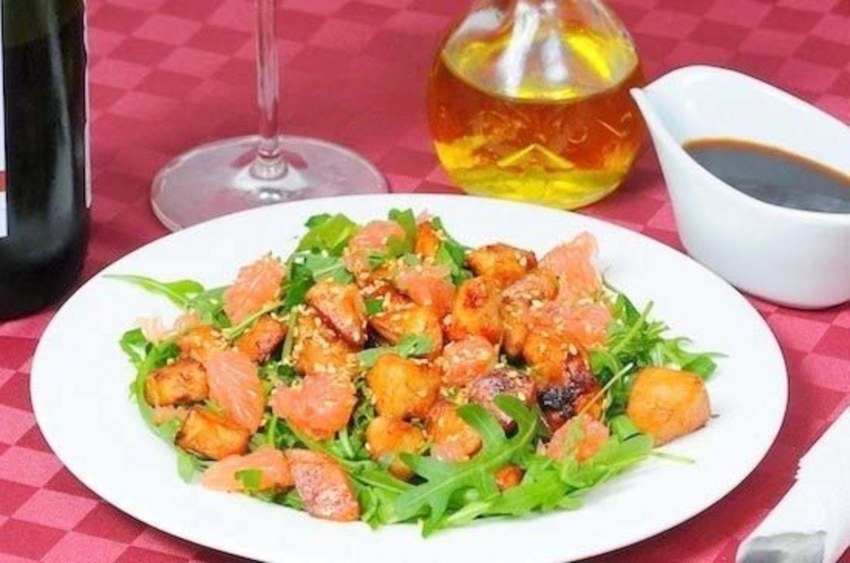 Салат с рукколой и грейпфрутом и курицей