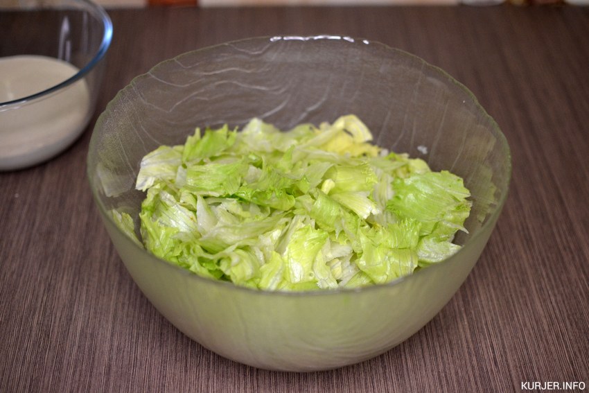 Салат Цезарь с курицей на белом фоне