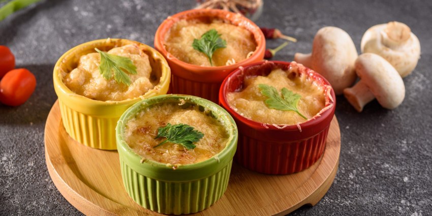 Жульен с курицей и грибами в кокотницах