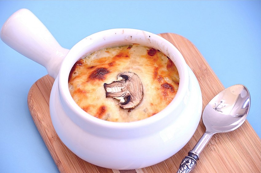 Жульен с курицей и грибами в кокотницах