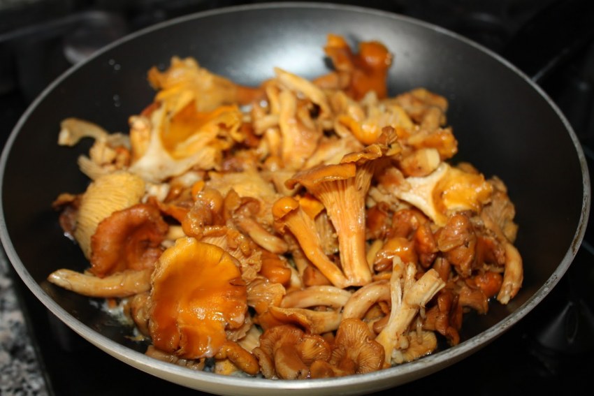Жареная картошка с грибами лисичками и луком