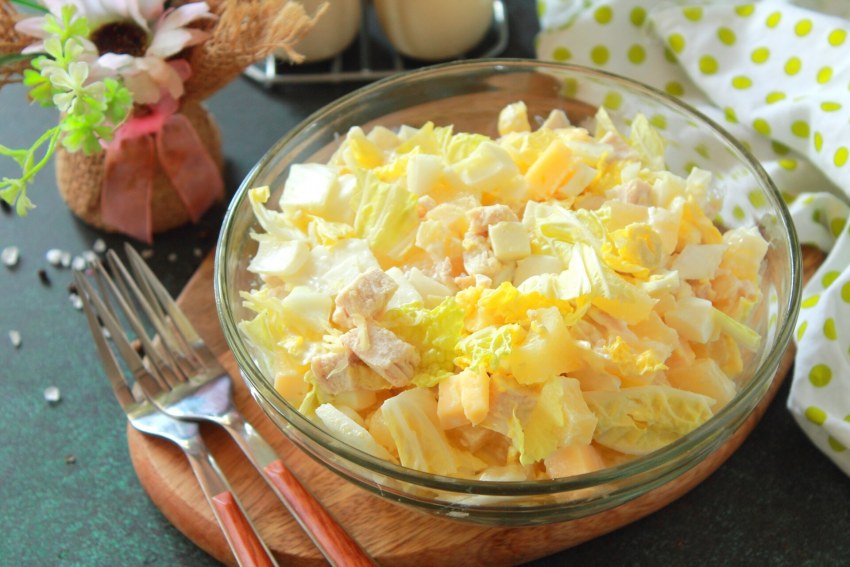 Салат с ананасом и курицей и кукурузой и пекинской капустой