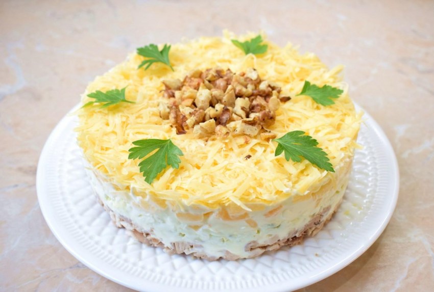 Украшение салата с ананасами и курицей