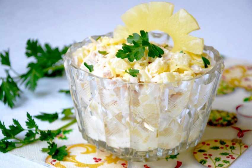 Салат из курицы с ананасами и сыром и яйцами