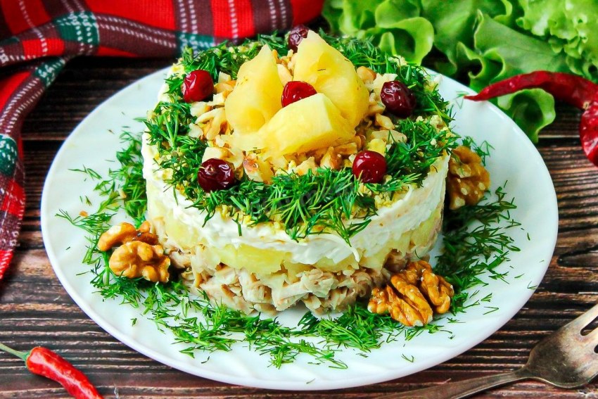 Салат с ананасом