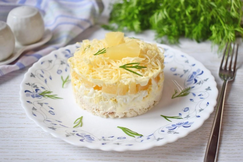 Салат с ананасом и куриной грудкой