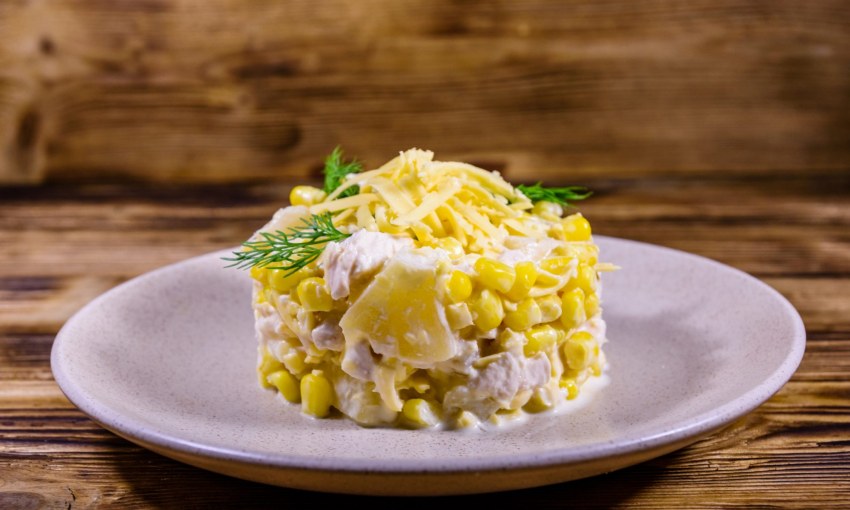 Порционный салат из курицы с ананасом и сыром на листьях