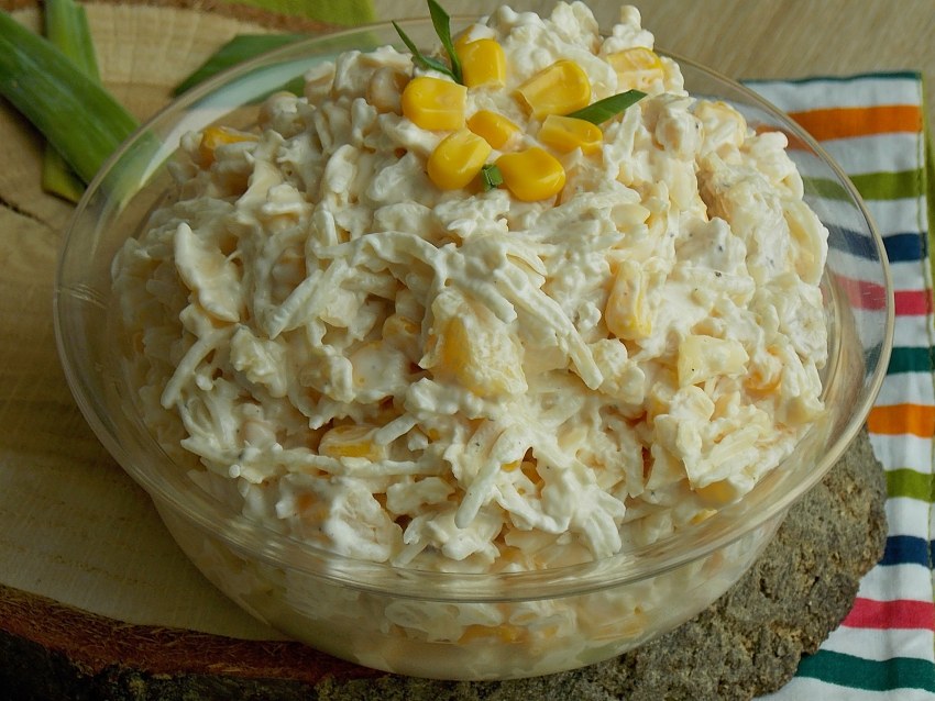 Салат с ананасом и курицей слоями