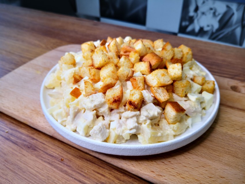Слоёный салат с курицей