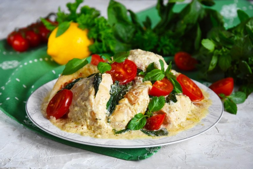 Теплый салат с курицей в сливочном соусе