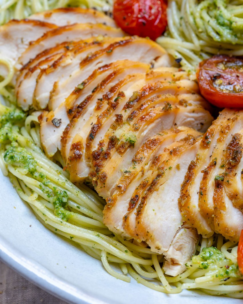 Запеченная куриная грудка с песто