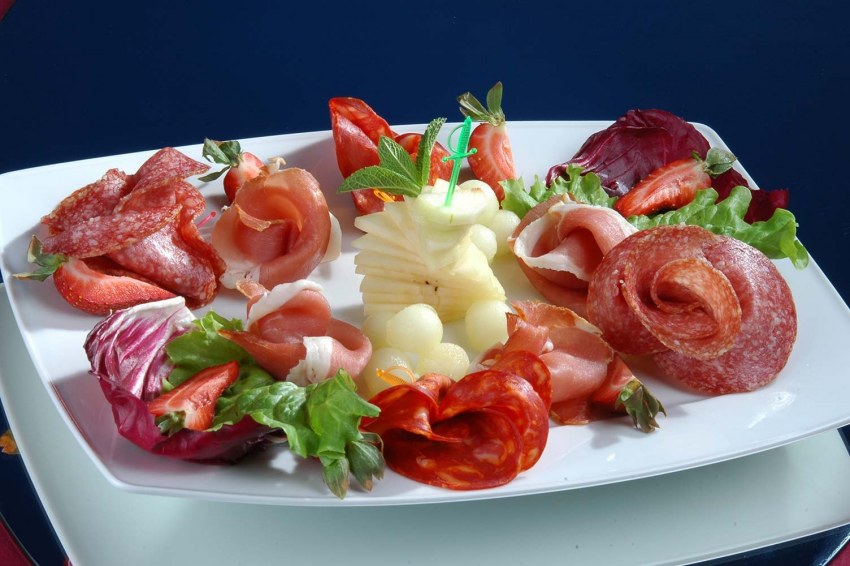 Подача мясной нарезки в ресторане