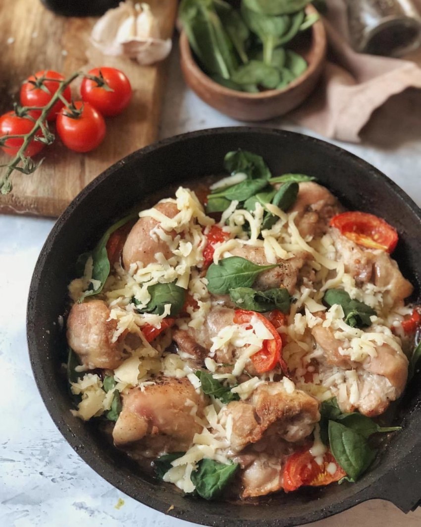 Курица Капрезе на сковороде
