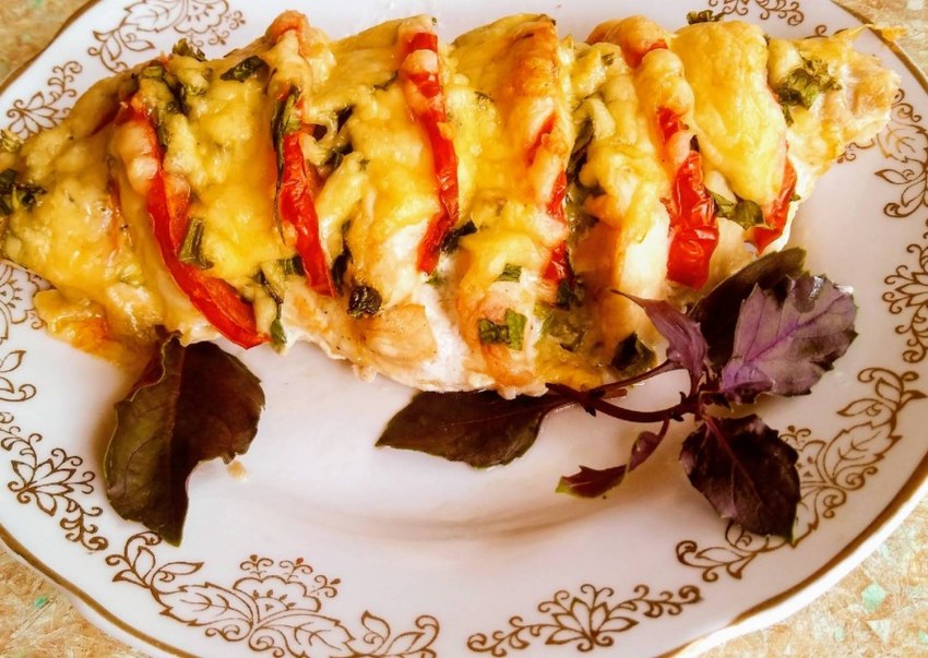Куриная грудка Капрезе с моцареллой