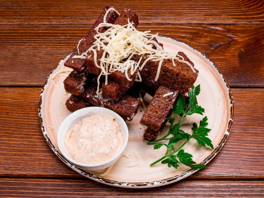 Гренки ржаные с чесноком