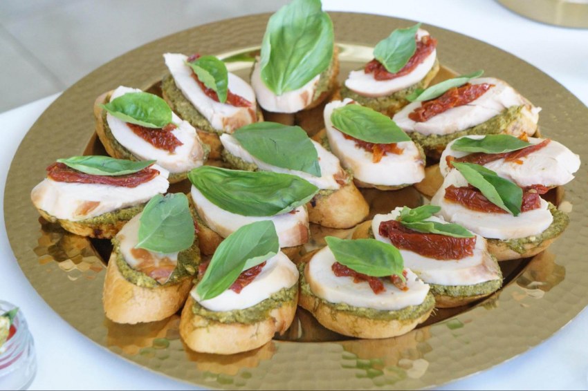 Брускетты с копченой курицей