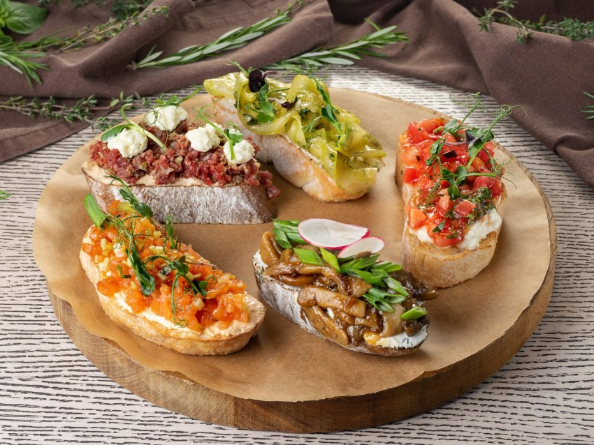 Брускетта с мандарином и курицей