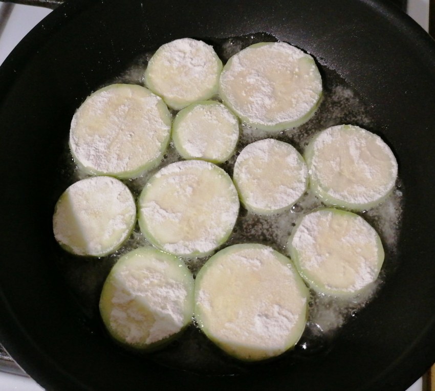 Кабачки жареные с чесночным соусом